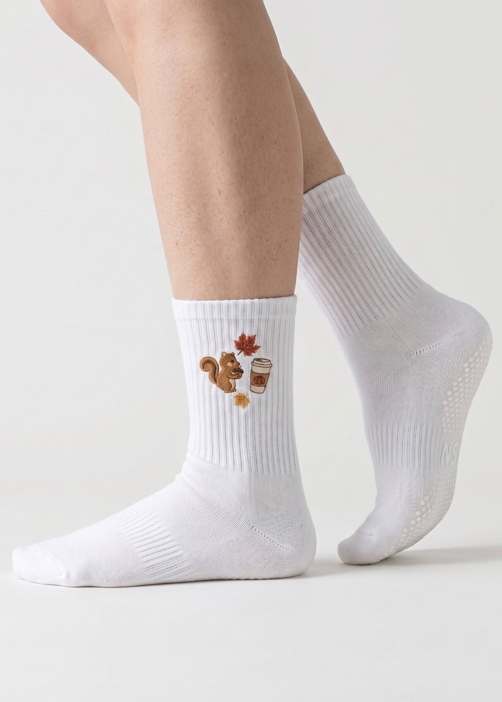 Weiße Socken in Crew Länge mit Herbsrmotiven