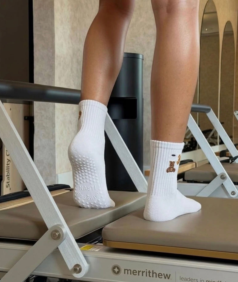 Weisse Pilates Socken mit rutschfester Anti-Rutsch-Sohle beim Pilates Training auf einem Reformer