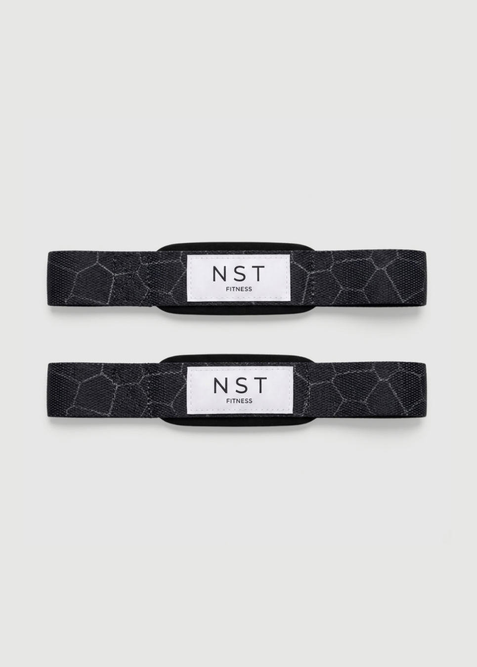 Schwarzes Paar Zughilfen für Krafttraining mit grauem Wabenmuster, gepolsterten Handgelenkschlaufen und weißem NST Fitness Logo auf hellem Hintergrund.