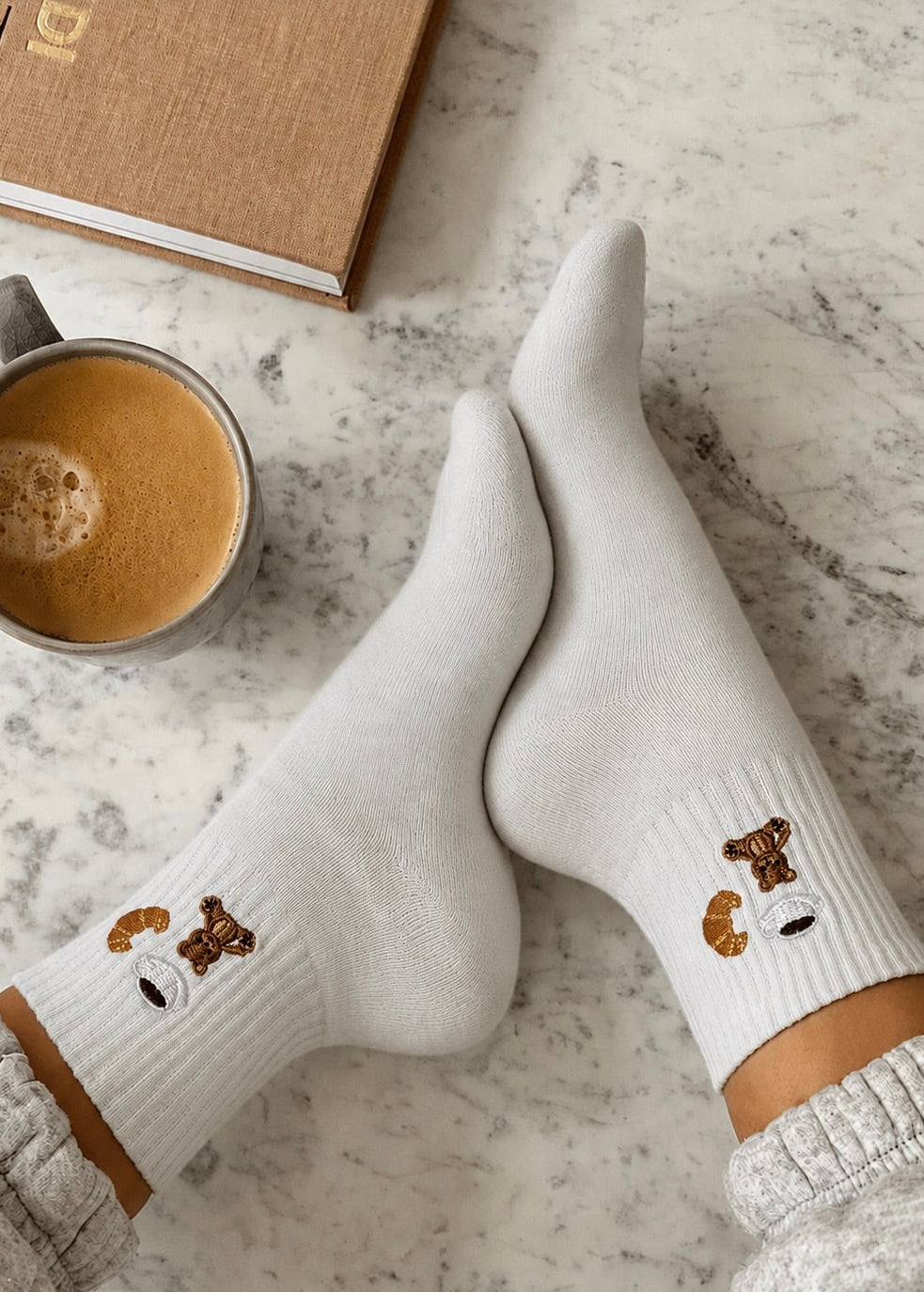 weiße Pilates Socken und Kaffee